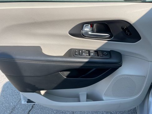 Used 2024 Chrysler Pacifica Touring-L FWD image 12