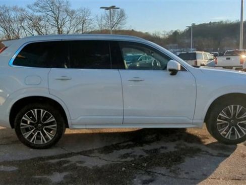 Used 2022 Volvo XC90 T5 Momentum w/ Climate Package image 9