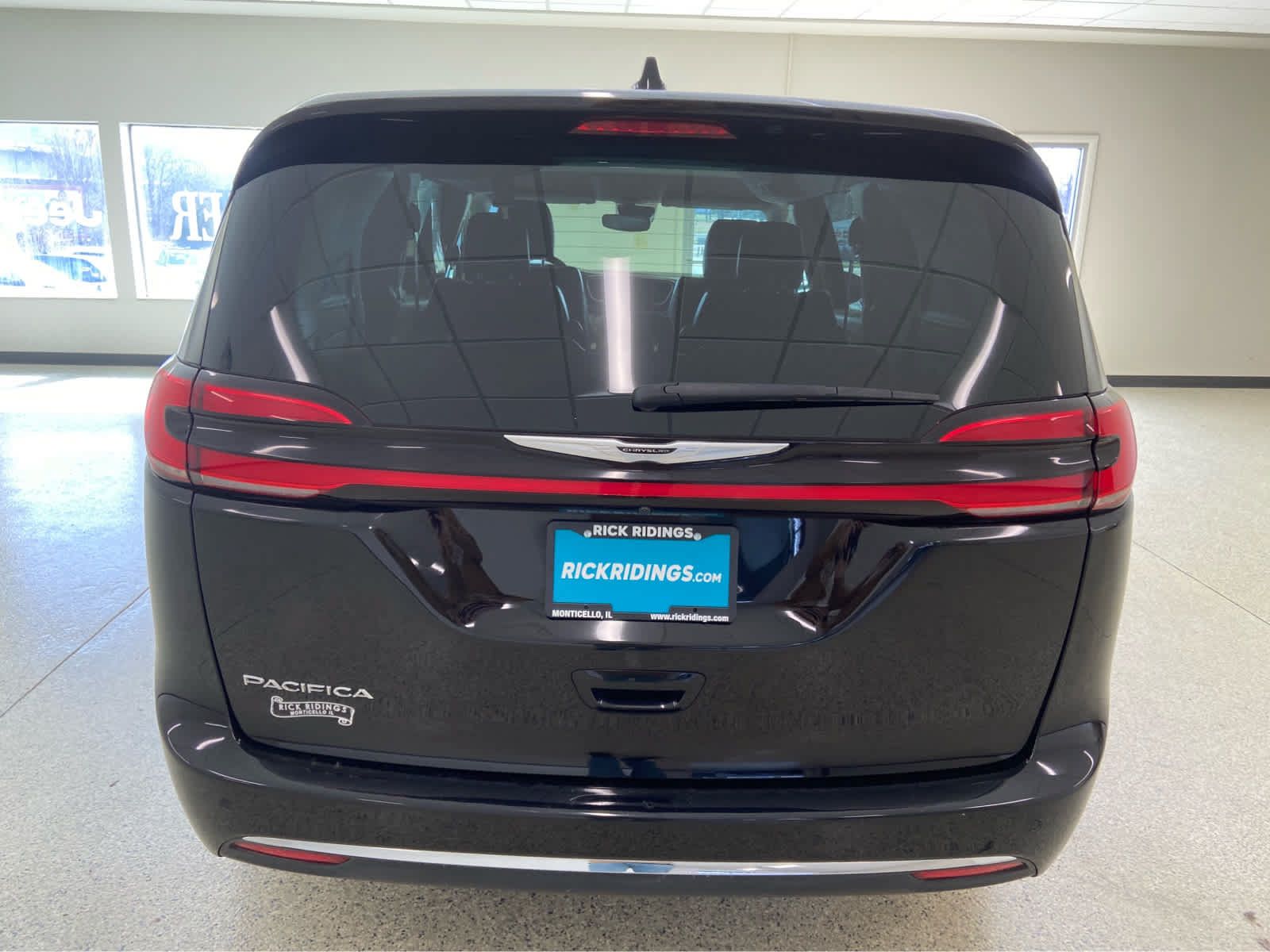 Used 2024 Chrysler Pacifica Touring-L FWD image 8