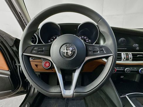 Used 2018 Alfa Romeo Giulia image 16
