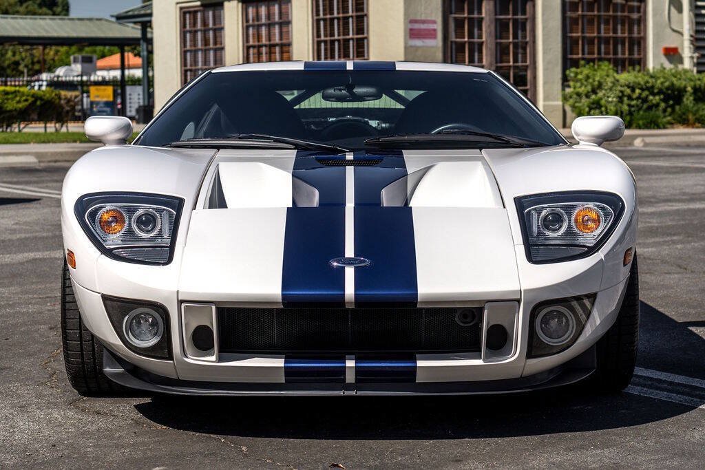Used 2005 Ford GT RWD image 3