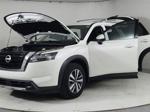 Used 2024 Nissan Pathfinder SL image 10