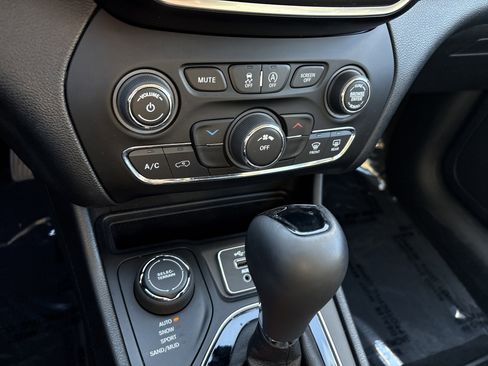 Certified 2021 Jeep Cherokee Latitude Plus image 29