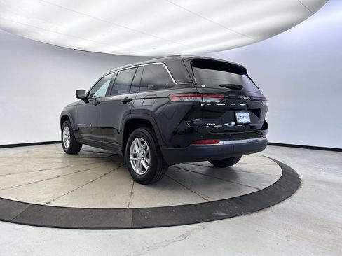 Used 2023 Jeep Grand Cherokee Laredo w/ Luxury Tech Group I AWD/4WD image 3