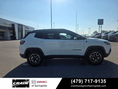 Used 2025 Jeep Compass Trailhawk AWD/4WD image 9
