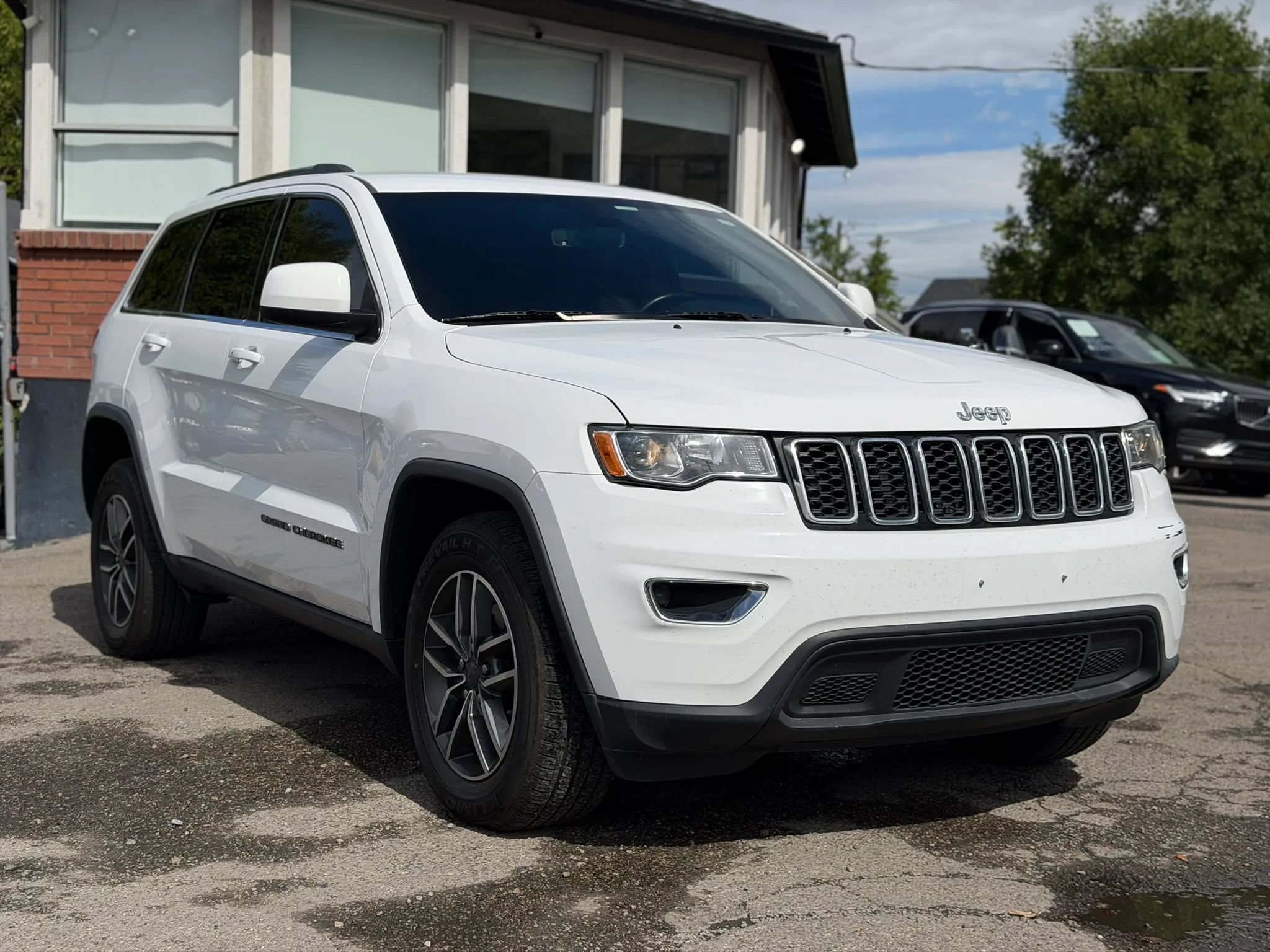 Used 2019 Jeep Grand Cherokee Laredo w/ 18" Wheel & 8.4" Radio Group AWD/4WD image 1