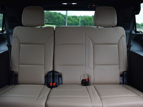 Used 2024 Chevrolet Tahoe Premier AWD/4WD image 12