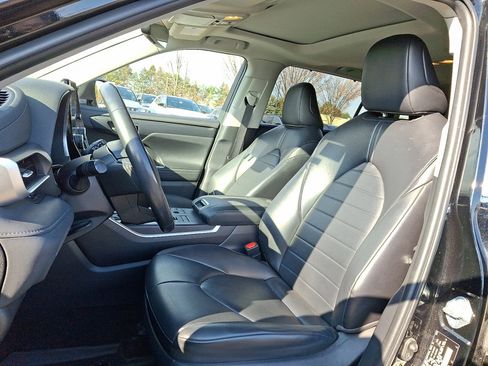 Used 2023 Toyota Highlander XLE image 24