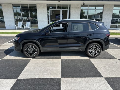 Used 2025 Volkswagen Taos SE FWD image 1