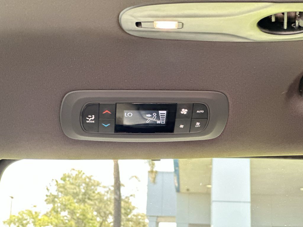 Used 2025 Chrysler Pacifica Select FWD image 23