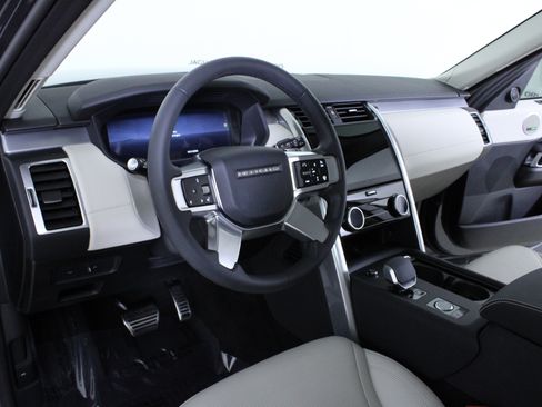 Used 2025 Land Rover Discovery Dynamic SE image 21