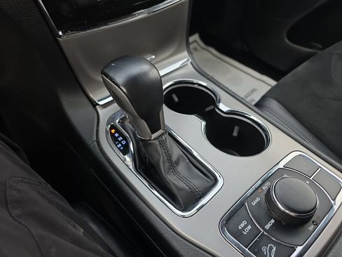 Used 2022 Jeep Grand Cherokee Laredo X AWD/4WD image 36