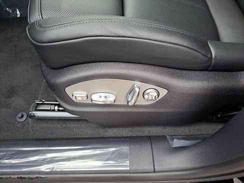 Certified 2026 Porsche Macan AWD/4WD image 22