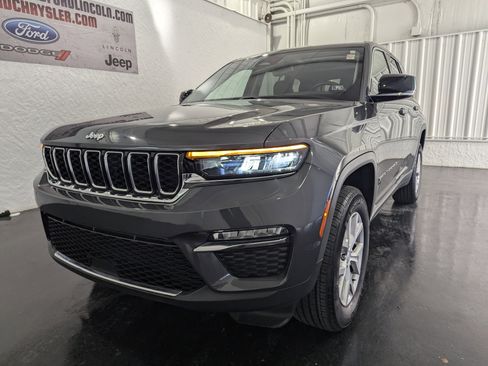 Used 2022 Jeep Grand Cherokee Limited image 3