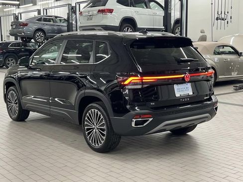New 2026 Volkswagen Taos SE FWD image 8