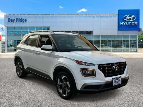 Used 2025 Hyundai Venue SEL FWD image 1