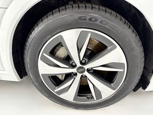 Used 2024 Audi Q8 e-tron Premium AWD/4WD image 31