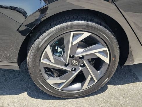 New 2026 Hyundai Elantra Limited FWD image 32