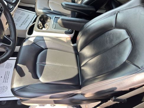 Used 2023 Chrysler Pacifica Touring-L FWD image 14