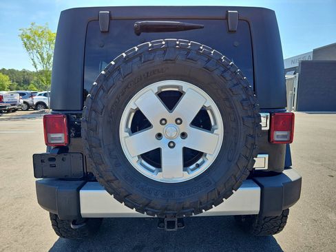 Used 2010 Jeep Wrangler Unlimited Sahara w/ Dual Top Group AWD/4WD image 13