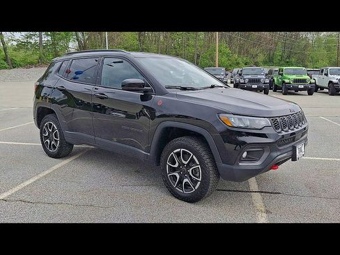 Used 2025 Jeep Compass Trailhawk AWD/4WD image 2