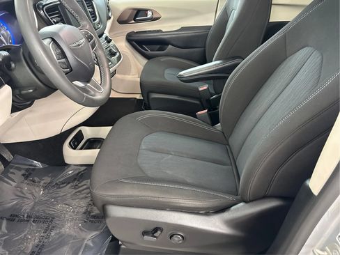 Used 2023 Chrysler Voyager LX FWD image 13