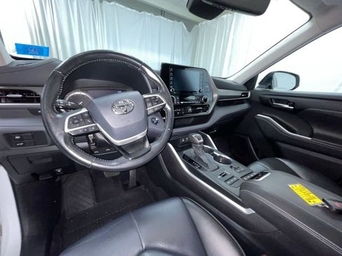 Used 2022 Toyota Highlander XLE AWD/4WD image 3
