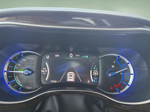 Used 2021 Chrysler Pacifica Limited w/ Uconnect Theater Family Group FWD image 10