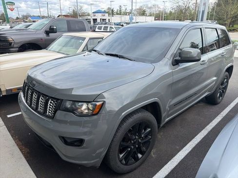 Used 2022 Jeep Grand Cherokee Laredo X image 2