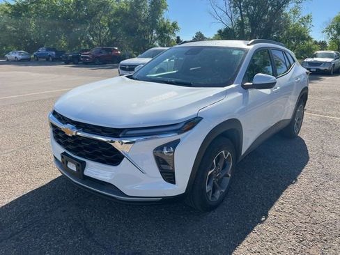 Used 2024 Chevrolet Trax LT w/ LT Convenience Package FWD image 4