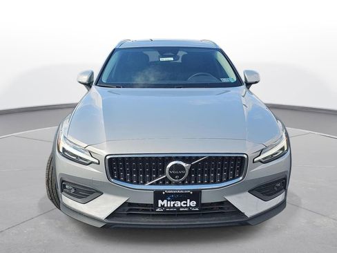 Used 2025 Volvo V60 B5 Cross Country Plus image 2