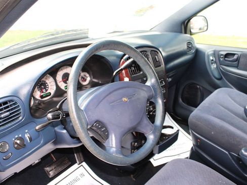 Used 2001 Chrysler Town & Country LX FWD image 18