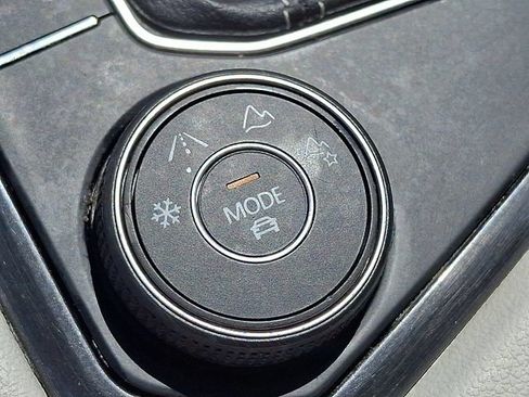 Used 2023 Volkswagen Tiguan SE w/ Panoramic Sunroof Package AWD/4WD image 26