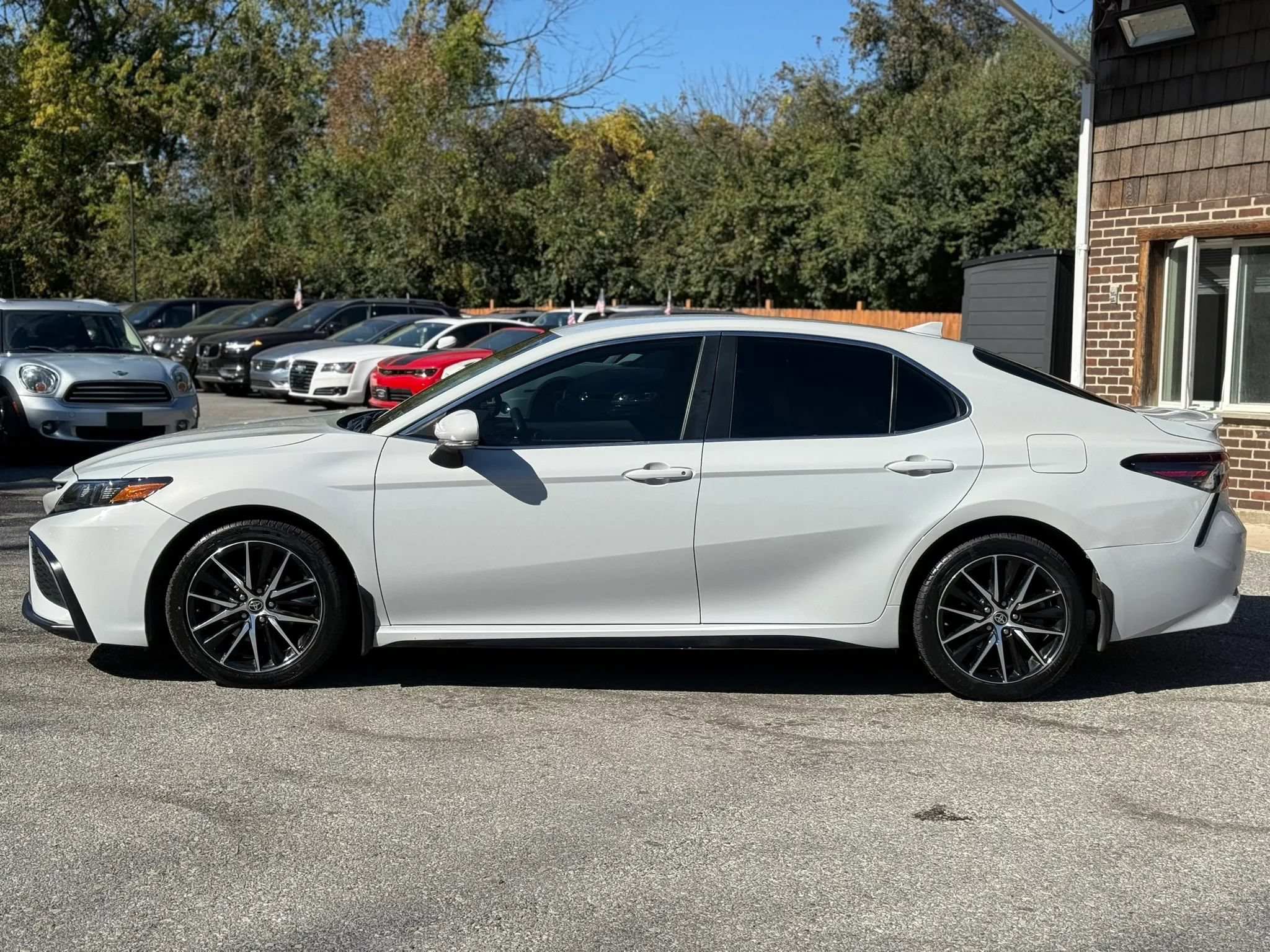 Used 2022 Toyota Camry SE FWD image 5