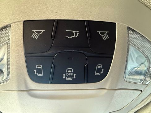 Used 2024 Chrysler Pacifica Touring-L FWD image 2