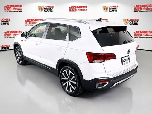 Used 2023 Volkswagen Taos SE w/ Panoramic Sunroof Package image 2