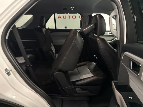 Used 2024 Ford Explorer XLT w/ Equipment Group 202A AWD/4WD image 40