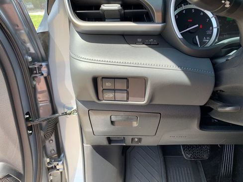 Used 2022 Toyota Highlander XLE AWD/4WD image 35