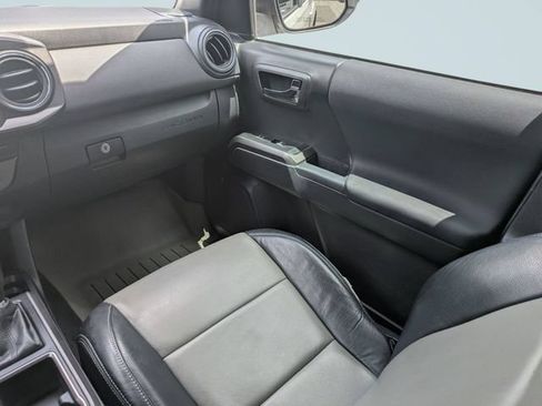 Used 2022 Toyota Tacoma TRD Off-Road w/ Technology Package RWD image 17