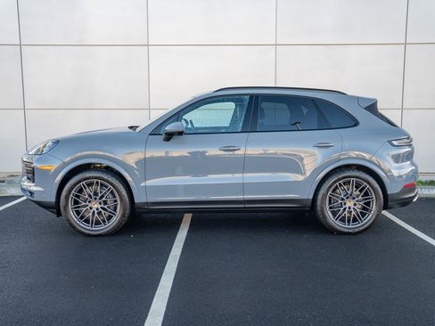 Used 2025 Porsche Cayenne image 2