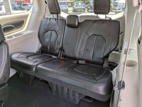 Used 2023 Chrysler Pacifica Touring-L FWD image 16