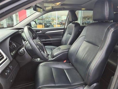 Used 2017 Toyota Highlander XLE image 23