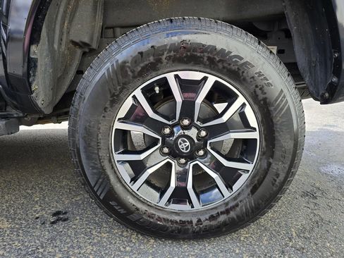 Used 2020 Toyota Tacoma TRD Sport w/ TRD Premium Sport Package AWD/4WD image 7