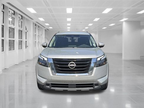 Used 2024 Nissan Pathfinder SV FWD image 2