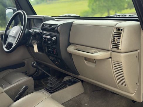 Used 2004 Jeep Wrangler 4WD w/ Dual Top Group image 27