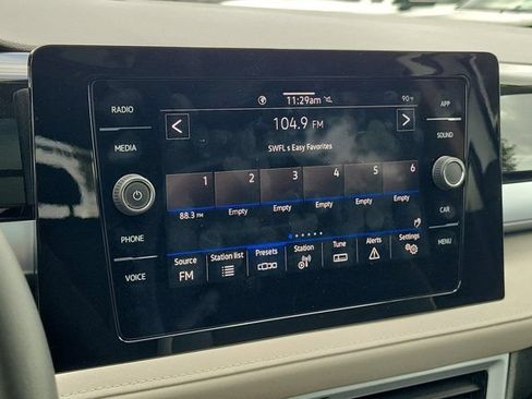 Used 2025 Volkswagen Taos SE w/ Panoramic Sunroof Package FWD image 24