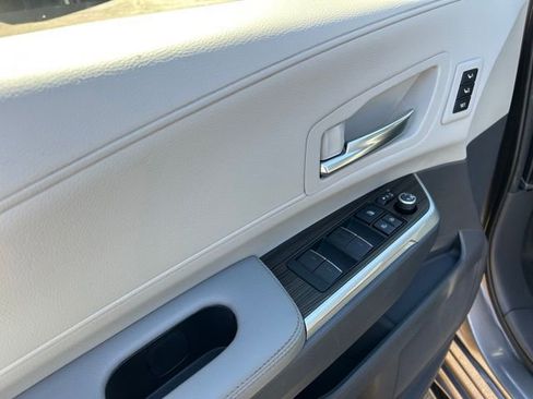 Used 2021 Toyota Sienna Limited image 32