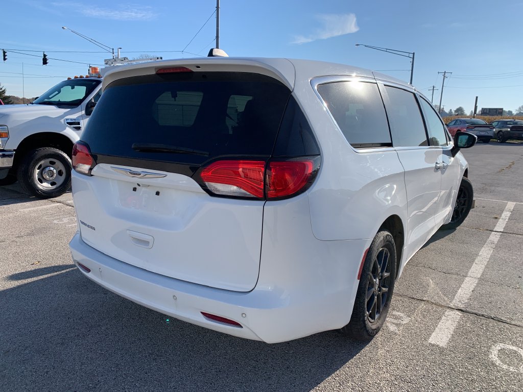 Used 2021 Chrysler Voyager LX w/ Cold Weather Group FWD image 8
