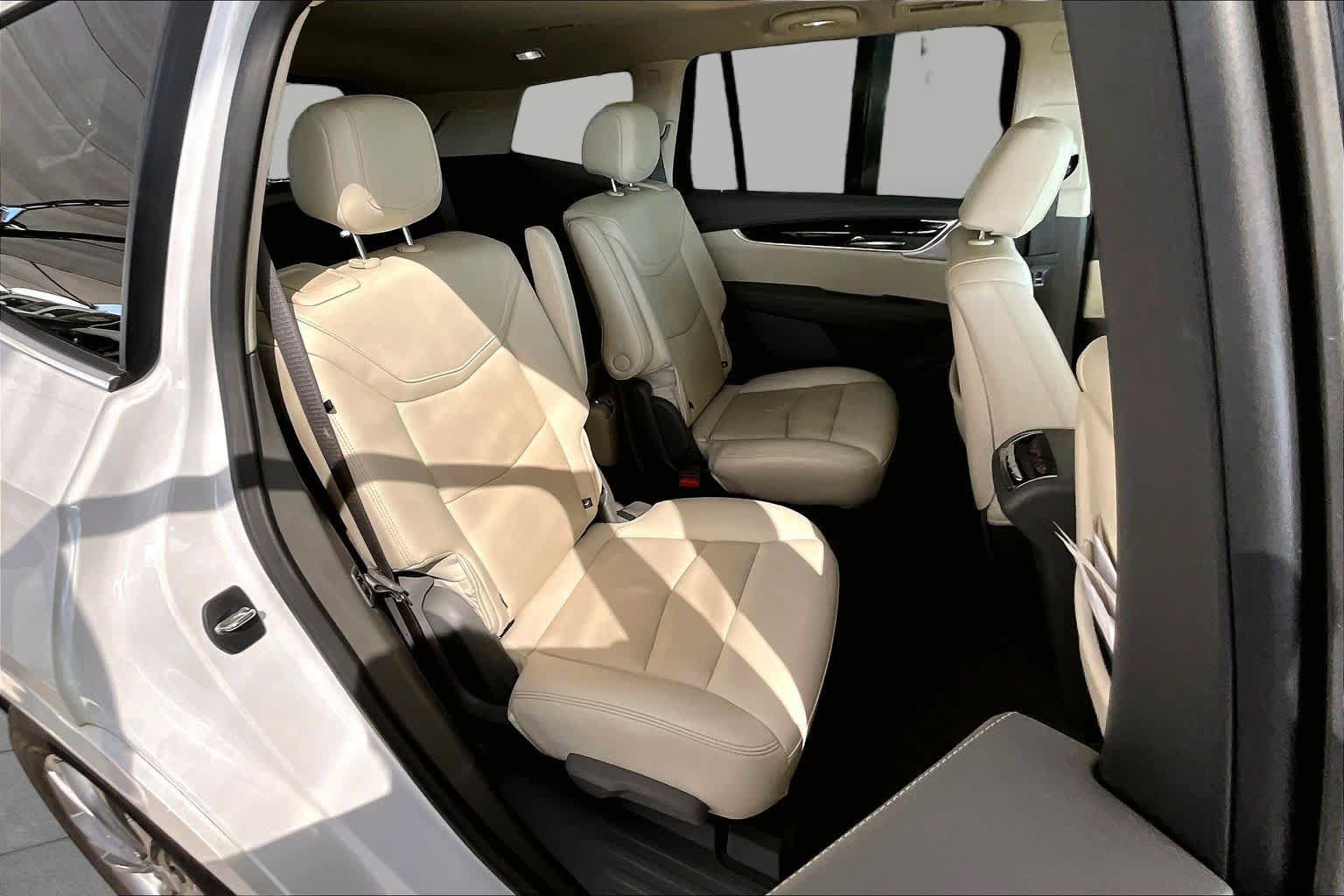 Used 2022 Cadillac XT6 Premium Luxury w/ Technology Package FWD image 18
