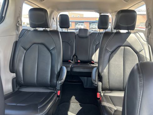 Used 2024 Chrysler Pacifica Touring-L image 31